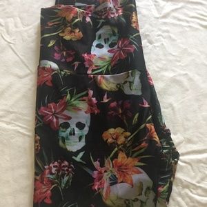 Lineage Wear - XL - Capri Floral Skull Leggings